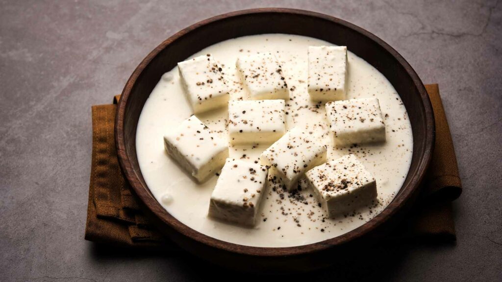 Paneer Kalimirch in a wooden bowl and placed in a wooden table