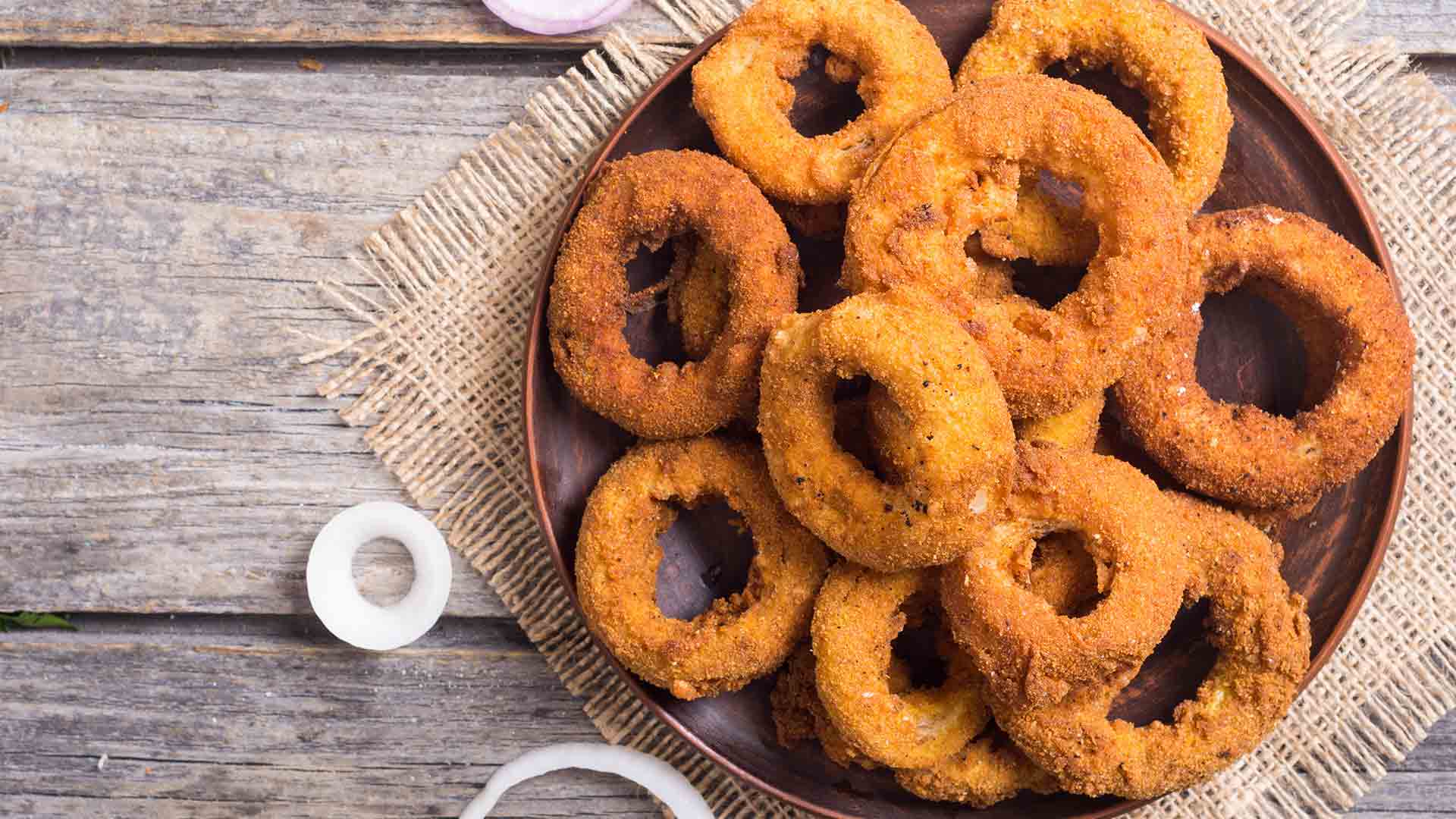 Onion rings with green chutney